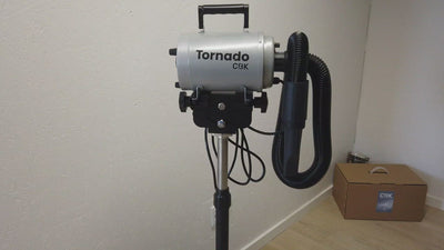 Blowerteknikker med Tornadoblower fra CBK vises på Samojedhund.