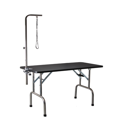 Letvægtstrimmebord med sort bordplade og metalfarvet stel fra GroomUs.